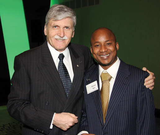 Dallaire et l’ancien enfant soldat Alusine Bah à une assemblée, à Montréal. [PHOTO : JOE DONOHUE]