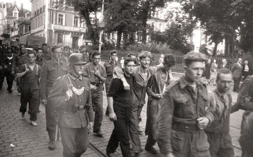 DES CANADIENS CAPTURÉS  EN DÉPLACEMENT. [PHOTO : MUSÉE CANADIEN DE LA GUERRE—19900076]