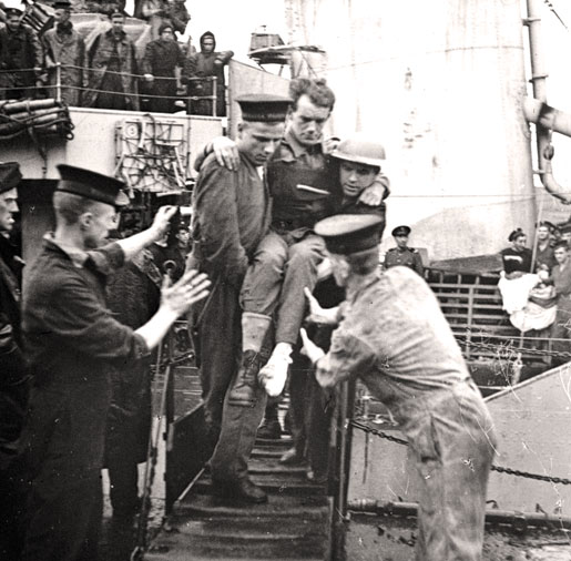 Des soldats blessés sont débarqués en Angleterre. [PHOTOS : BIBLIOTHÈQUE ET ARCHIVES CANADA—PA183773]
