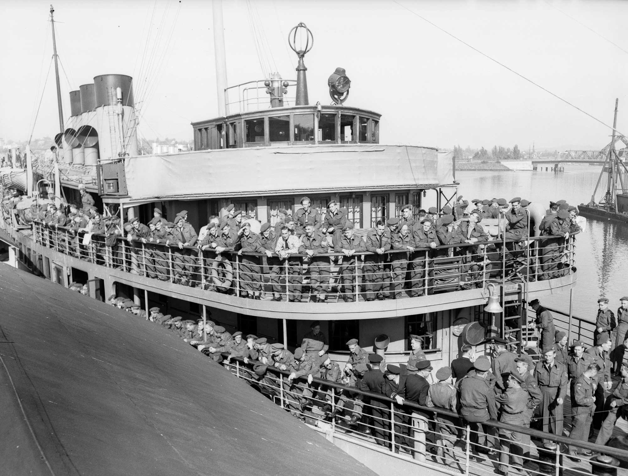 Arrival of Canadian military personnel liberated from Japanese camps in 1945.